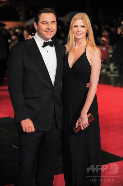 スーパーモデルのララ・ストーン、「出産後の体を受け入れる」