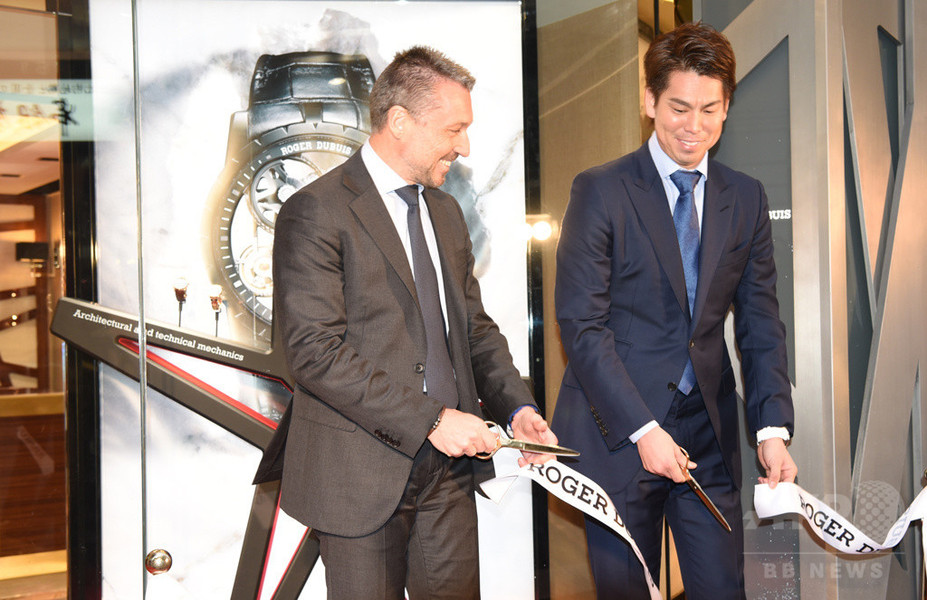 高級時計「ロジェ デュブイ」銀座に日本初の旗艦店、前田健太ら祝福