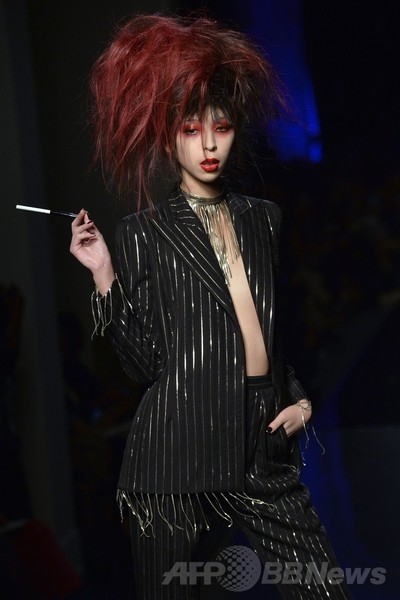 「ひげ面の女装歌手」も登場、J.P.ゴルチエ14/15年秋冬オートクチュール