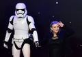 英ロンドンで開かれた映画『スター・ウォーズ/フォースの覚醒』の欧州プレミア上映会に出席した米女優のキャリー・フィッシャーさん（2015年12月16日撮影）。(c)AFP/LEON NEAL