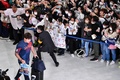 成田国際空港に到着した第5回ワールド・ベースボール・クラシック日本代表の村上宗隆（左下）らを迎えるファン（2023年3月23日撮影）。(c)Kazuhiro NOGI / AFP