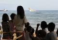 フィリピン中部のシブヤン島（Sibuyan Island）で、転覆した大型フェリー「プリンセス・オブ・ザ・スターズ（Princess of the Stars）」の船体を見つめる地元住民（2008年6月24日撮影）。(c)AFP/ROMEO GACAD