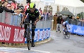 第97回ジロ・デ・イタリア（2014 Giro d&apos;Italia）、第16ステージ（ポンテ・ディ・レーニョからヴァル・マルテッロ/マルテルタル、139キロメートル）。フィニッシュするモビスター・チーム（Movistar Team）のナイロ・キンタナ（Nairo Quintana、2014年5月27日撮影）。(c)AFP/LUK BENIES