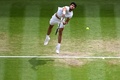 テニス、ウィンブルドン選手権、男子シングルス決勝。サーブを打つカルロス・アルカラス（2023年7月16日撮影）。(c)SEBASTIEN BOZON / AFP