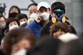韓国・大邱にある新興宗教団体「新天地イエス教会」支部付近の郵便局で、マスクを買うために列をつくる人々（2020年2月27日撮影）。(c)Jung Yeon-je / AFP