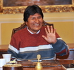 ボリビアの政治中心都市ラパス（La Paz）の大統領府で、会議の合間に手を振るエボ・モラレス（Evo Morales）大統領（2008年8月10日撮影）。(c)AFP/Rodrigo BUENDIA