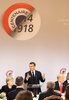 フランス・パリで開かれた第1次世界大戦終結100年記念式典の一環で、エリゼ宮（大統領府）での昼食会を前に演説するエマニュエル・マクロン大統領（中央、2018年11月11日撮影）。(c)JACQUES DEMARTHON / AFP