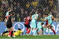 サッカー女子W杯オーストラリア・ニュージーランド大会、グループB、カナダ対オーストラリア。チーム2点目を決めるオーストラリアのヘイリー・ラソ（右手前、2023年7月31日撮影）。(c)WILLIAM WEST / AFP
