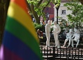 米国初のLGBTQ国定記念物に指定された米ニューヨークの「ストーンウォール・ナショナル・モニュメント」に設置されたレインボーフラッグや像（2019年6月4日撮影）。(c)Angela Weiss / AFP