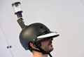 フランスの首都パリ（Paris）で4日、周囲360度を見渡すことができるヘルメット型装置「FlyViz」の試作品が公開された。フランス国立情報学自動制御研究所（Institut National de Recherche en Informatique et en Automatique、INRIA）で披露された「FlyViz」をかぶると、リアルタイムで周囲の様子を360度見渡せる。こうした装置は「FlyViz」が初めて。

写真は、フランス国立情報学自動制御研究所で公開された「FlyViz」（2012年12月4日撮影）。(c)AFP/MIGUEL MEDINA