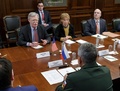 ロシア首都モスクワで、セルゲイ・ショイグ国防相（手前）と会談するジョン・ボルトン米大統領補佐官（左）。ロシア国防省提供（2018年10月23日公開）。(c)AFP PHOTO / RUSSIAN DEFENCE MINISTRY / Vadim SAVITSKY