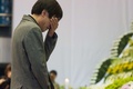 韓国・安山（Ansan）市の体育館に設置された旅客船セウォル（Sewol）号の犠牲者を追悼する献花台を訪れ、涙を流す人（2014年4月23日撮影）。(c)AFP/KIM DOO-HO