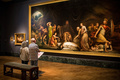 米ミシガン（Michigan）州デトロイト（Detroit）市にあるデトロイト美術館（Detroit Institute of Arts）で展示される絵を鑑賞する来館者ら（2013年9月3日撮影）。(c)AFP/Getty Images/Andrew Burton