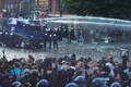 ドイツ北部ハンブルクで行われた、主要20か国・地域（G20）に抗議するデモの現場で、放水銃を使用する機動隊（2017年7月6日撮影）。(c)AFP/Odd ANDERSEN