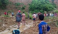 土砂崩れが発生したバングラデシュ南東部のランガマティで、行方不明者の捜索を行う救急隊員ら（2017年6月13日撮影）。(c)AFP