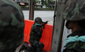 タイ・バンコク（Bangkok）で、掩蔽壕（えんぺいごう）に身を潜めて警戒するタイ軍兵士（2010年5月15日撮影）。(c)AFP/MANAN VATSYAYANA