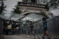仏パリのエッフェル塔の周囲に設けられた新しい出入り口の一つ（2018年6月14日撮影）。(c)AFP PHOTO / Philippe LOPEZ