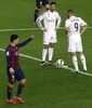14-15スペイン1部リーグ第28節、FCバルセロナ対レアル・マドリード。試合再開を待つレアル・マドリードのクリスティアーノ・ロナウド（2015年3月22日撮影）。(c)AFP/QUIQUE GARCIA