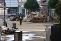 洪水の被害を受けたドイツ西部オイスキルヒェンを歩く人（2021年7月18日撮影）。(c)SEBASTIEN BOZON / AFP