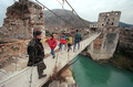 ボスニア・ヘルツェゴビナ南部の都市モスタル（Mostar）で、ボスニア紛争中の1993年11月に破壊された「オールドブリッジ」の跡に架けられた仮設の橋。オスマン帝国時代の傑作建築とみなされるオールドブリッジは、その後に再建された（1995年12月17日撮影）。(c)AFP/PASCAL GUYOT