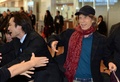 羽田空港の到着ロビーでファンと握手をするザ・ローリング・ストーンズ（The Rolling Stones）のミック・ジャガー（Mick Jagger、2014年2月23日撮影）。(c)AFP/Yoshikazu TSUNO