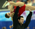 フィギュアスケート四大陸選手権（ISU Four Continents Figure Skating Championships 2013）は10日、大阪で行われ、ペア・フリースケーティング（FS）でカナダのメーガン・デュアメル（Meagan Duhamel）/エリック・ラドフォード（Eric Radford）組が128.74点を獲得し、合計199.18点で優勝を飾った。

2位には合計196.78点でカナダのカーステン・ムーア・タワーズ（Kirsten Moore-Towers）/ディラン・モスコビッチ（Dylan Moscovitch）組、3位には合計170.10点で米国のマリッサ・キャステリ（Marissa Castelli）/サイモン・シュナピア（Simon Shnapir）組が入った。

演技に臨むマリッサ・キャステリ/サイモン・シュナピア組（2013年2月10日撮影）。(c)AFP/TOSHIFUMI KITAMURA