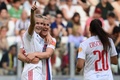 女子サッカー欧州チャンピオンズリーグ決勝、FCバルセロナ対オリンピック・リヨン。追加点を決めてチームメートと喜ぶオリンピック・リヨンのアーダ・ヘーゲルベルグ（左、2022年5月21日撮影）。(c)FRANCK FIFE / AFP