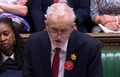 英下院で、ホンダ従業員らを支持するバッジを胸に着けて党首討論（PMQ、クエスチョンタイム）に臨む野党・労働党のジェレミー・コービン党首。英議会が公開した動画より（2019年3月6日撮影）。(c)AFP PHOTO / PRU