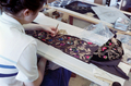 パリの刺繍工房「メゾン・ルサージュ（MAISON LESAGE）」にて（1988年7月25日撮影）。(c)AFP/PIERRE GUILLAUD
