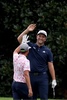 男子ゴルフ米国ツアーメジャー第3戦、第84回マスターズ・トーナメントに向けた練習ラウンドで、ホールインワンを決めてリッキー・ファウラー（左）と喜ぶジョン・ラーム（2020年11月10日撮影）。(c)Patrick Smith/Getty Images/ AFP