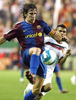 写真は、ボールをコントロールするバルセロナのカルレス・プジョル（%%Carles Puyol%%、左）。(c)AFP/CRISTINA QUICLER
