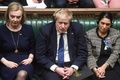 英議会で、ウクライナのウォロディミル・ゼレンスキー大統領の演説を聞くボリス・ジョンソン英首相（中央）。英議会提供（2022年3月8日撮影、提供）。 (c)JESSICA TAYLOR / UK PARLIAMENT / AFP