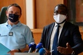 仏ブレストで、ツール・ド・フランスで起こったクラッシュをめぐり逮捕された女に関する記者会見を開いた検察官と国家憲兵隊幹部（2021年7月1日撮影）。(c)JEAN-FRANCOIS MONIER / AFP