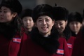 韓国・加平で休憩のため、北朝鮮派遣団員280人を運ぶバスから降りる応援団員ら（2018年2月7日撮影）。(c)AFP PHOTO / Ed JONES