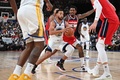 22-23NBAプレシーズンゲーム、ワシントン・ウィザーズ対ゴールデンステイト・ウォリアーズ。得点を狙うゴールデンステイト・ウォリアーズのステフェン・カリー（中央、2022年9月30日撮影）。(c)Philip FONG / AFP