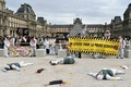 仏パリで行われた待遇改善要求デモで、犯罪現場を再現する科学捜査官ら（2020年1月15日撮影）。(c)STEPHANE DE SAKUTIN / AFP