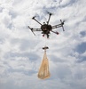 スペイン・イビサ島で、食事の入った袋をヨットに届けるドローン（2021年8月24日撮影）。(c)JAIME REINA / AFP