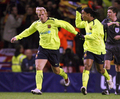 写真は、グジョンセン（左）を祝福するロナウジーニョ（%%Ronaldinho%%）。(c)AFP/PAUL ELLIS