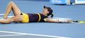 テニス男女混合国別対抗戦、第25回ホップマンカップ（Hopman Cup XXV）は5日、オーストラリアのパース（Perth）で決勝が行われ、大会第4シードのスペインが2勝1敗で第1シードのセルビアを破り、通算4度目の優勝を飾った。

女子シングルスの試合で勝利を挙げ、コートに横たわって歓喜するスペインのアナベル・メディナ・ガリゲス（Anabel Medina Garrigues、2013年1月5日撮影）。(c)AFP/Tony ASHBY