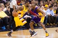 15-16NBA、クリーブランド・キャバリアーズ対ロサンゼルス・レイカーズ。ロサンゼルス・レイカーズのコービー・ブライアント（右）とマッチアップするクリーブランド・キャバリアーズのレブロン・ジェームズ（2016年2月10日撮影）。(c)AFP/Getty Images/Jason Miller