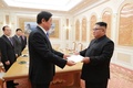 北朝鮮の首都平壌で、中国共産党の栗戦書政治局常務委員長（中央）との会談に臨む金正恩朝鮮労働党委員長（右、2018年9月9日撮影）。(c)AFP/KCNA VIA KNS