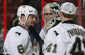 写真は、勝利に歓喜するペンギンズのマーク・レッキ（%%Mark Recchi%%、左）、マーク・アンドレ・フルーリー（%%Marc-Andre Fleury%%、中央）ジョセリン・ティボー（%%Jocelyn Thibault%%、右）。(c)AFP/Getty Images Len Redkoles