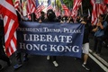 香港で行われた民主派の大規模デモで、「ドナルド・トランプ大統領、香港を解放してください」と書かれたプラカードを手に米国領事館に向かう参加者たち（2019年9月8日撮影）。(c)Vivek Prakash / AFP