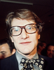イヴ・サンローラン（Yves Saint Laurent）77/78年秋冬プレタポルテ・コレクションのフィナーレに登場したサンローラン氏（1977年3月25日撮影）。(c)AFP