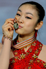 フィギュアスケート四大陸選手権2009（%%ISU Four Continents Figure Skating Championships 2009%%）女子シングルで初優勝を果たし、メダルを手にポーズをとる韓国の金妍児（%%Yu-Na Kim%%、キム・ヨナ）。（2009年2月6日撮影）(c)AFP/Getty Images/Matthew Stockman
