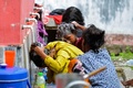 インドネシア・アチェ州にボートでたどり着き、簡易シェルターで体を洗うミャンマーのイスラム系少数民族ロヒンギャの難民（2022年12月27日撮影）。(c)CHAIDEER MAHYUDDIN / AGENCE FRANCE-PRESSE / AFP