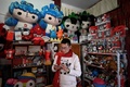 五輪グッズに囲まれるチャン・ウェンチュワンさん。中国・北京の自宅で（2021年12月29日撮影）。(c)Jade GAO / AFP