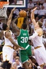 14-15NBAプレーオフ1回戦（7回戦制）、クリーブランド・キャバリアーズ対ボストン・セルティックス。ボストン・セルティックスのブランドン・バス（中央）のシュートをブロックするクリーブランド・キャバリアーズのティモフェイ・モズコフ（右）とトリスタン・トンプソン（2015年4月21日撮影）。(c)AFP/Getty Images/Jason Miller