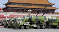 中国の首都北京の天安門広場で開催された抗日戦争勝利70年を記念する軍事パレードで、長距離ミサイルDF-31を公開（2015年9月3日撮影）。(c)AFP/Jason Lee 