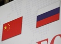 中国・北京の掲示板に表示された中国とロシアの国旗（2022年3月22日撮影、資料写真）。(c)Jade GAO / AFP